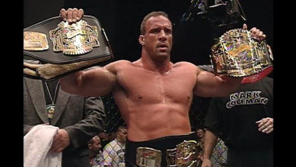 Mark Coleman avec des ceintures à l'UFC 12