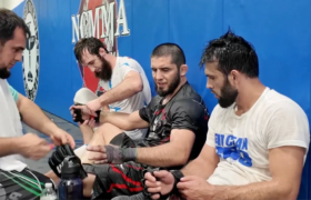 Islam Makhachev se moque des gants UFC après des fuites de couleur et des changements de forme : « Fabriqués en Chine ou quoi ?