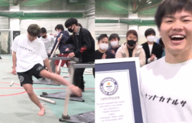 Regardez Tenshin Nasukawa écraser 65 chauves-souris avec ses tibias dans le clip du record du monde sauvage