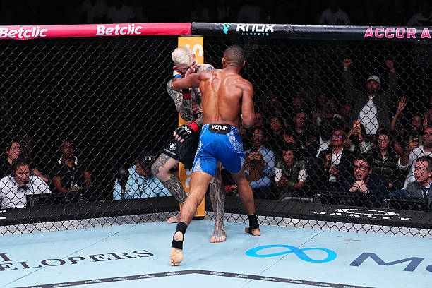 Salahdine Parnasse arrive en trombe et élimine Dan Hooker au premier tour à l'UFC Paris.
